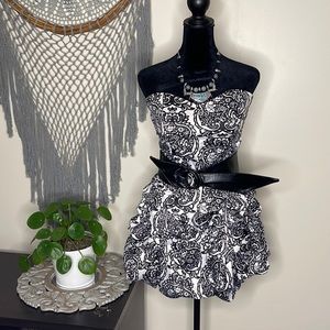 Cute little sort black and white dress